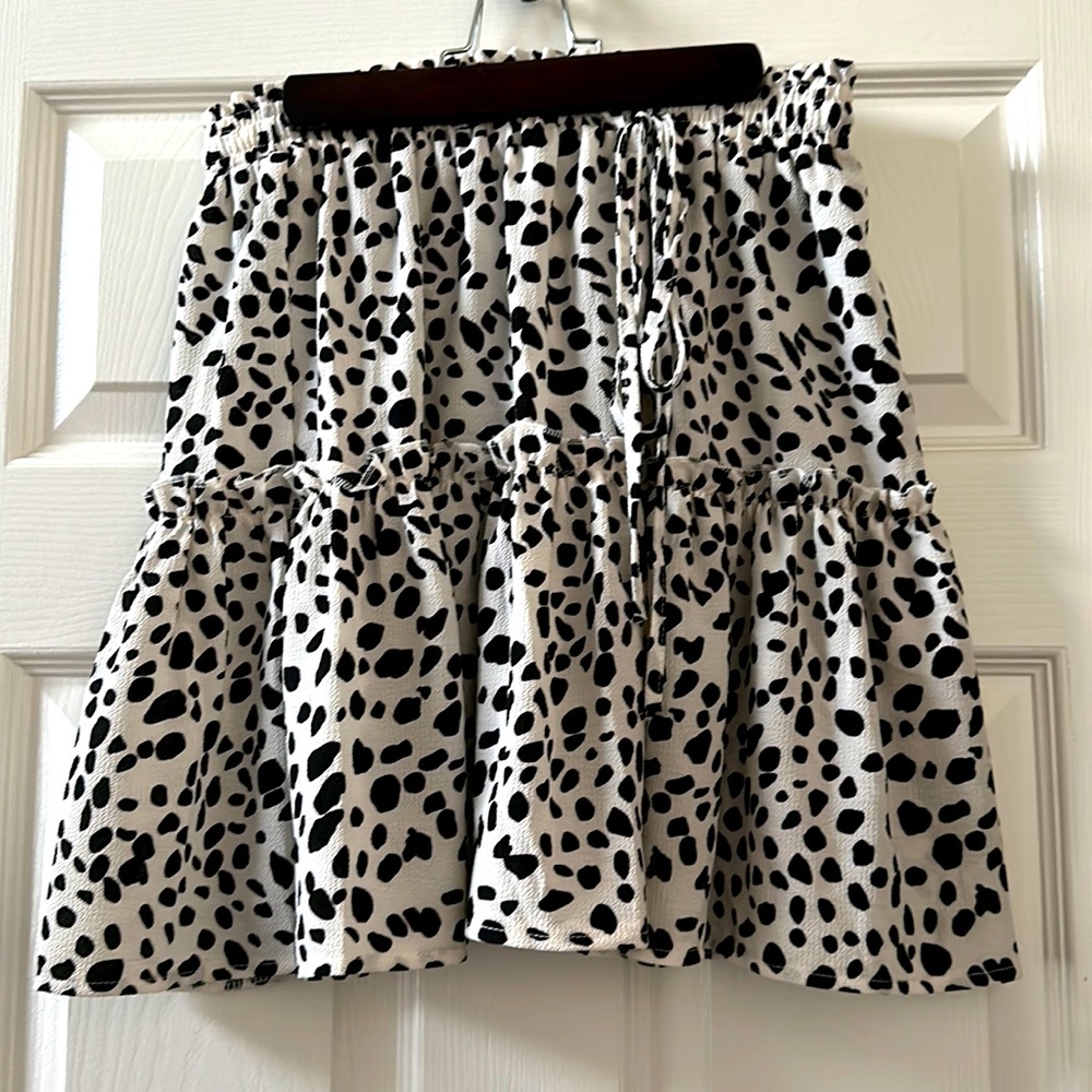 Amazon ruffled black and white short skirt